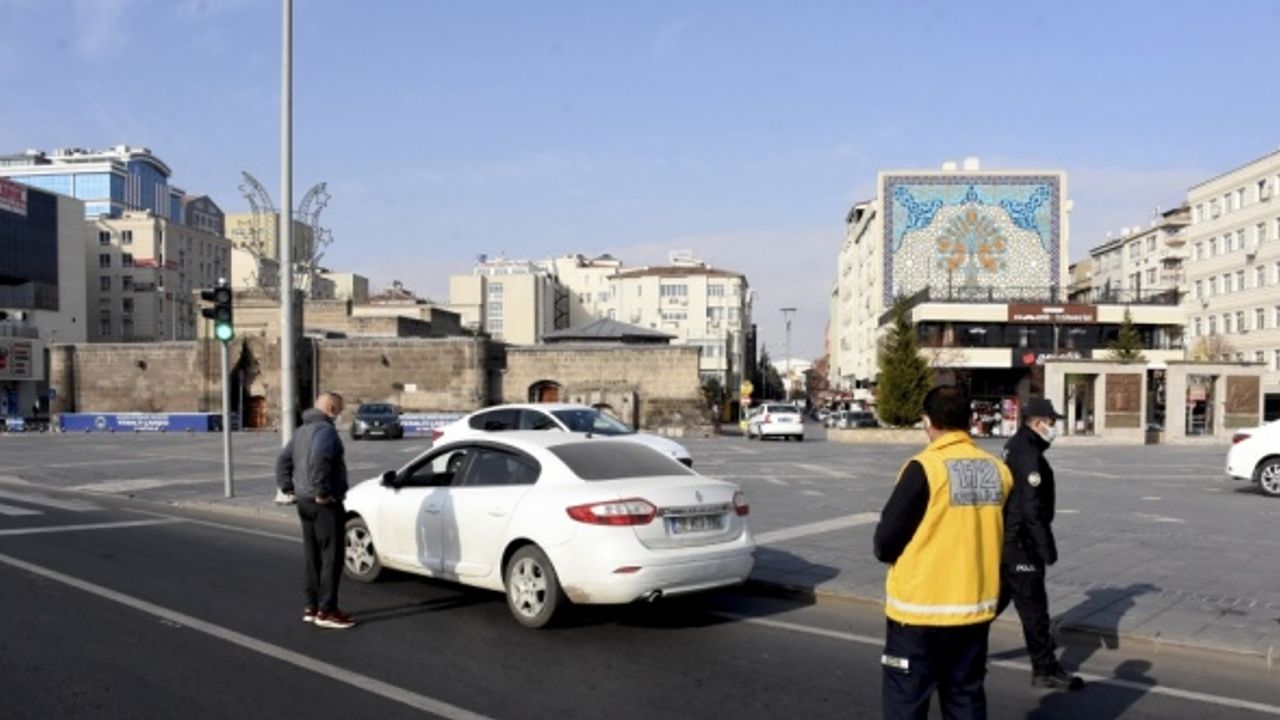 Kayseri'de karantina ihlali yapan kadın kontrol noktasında yakalandı