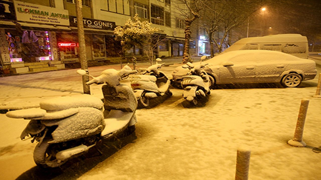 Kırklareli'nde kar yağışı etkili oluyor