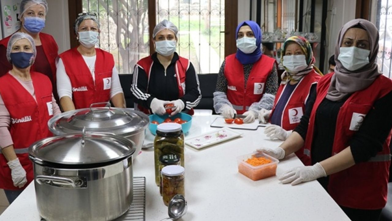 Kızılay gönüllüsü annelerden üniversite öğrencilerine 'anne yemeği'