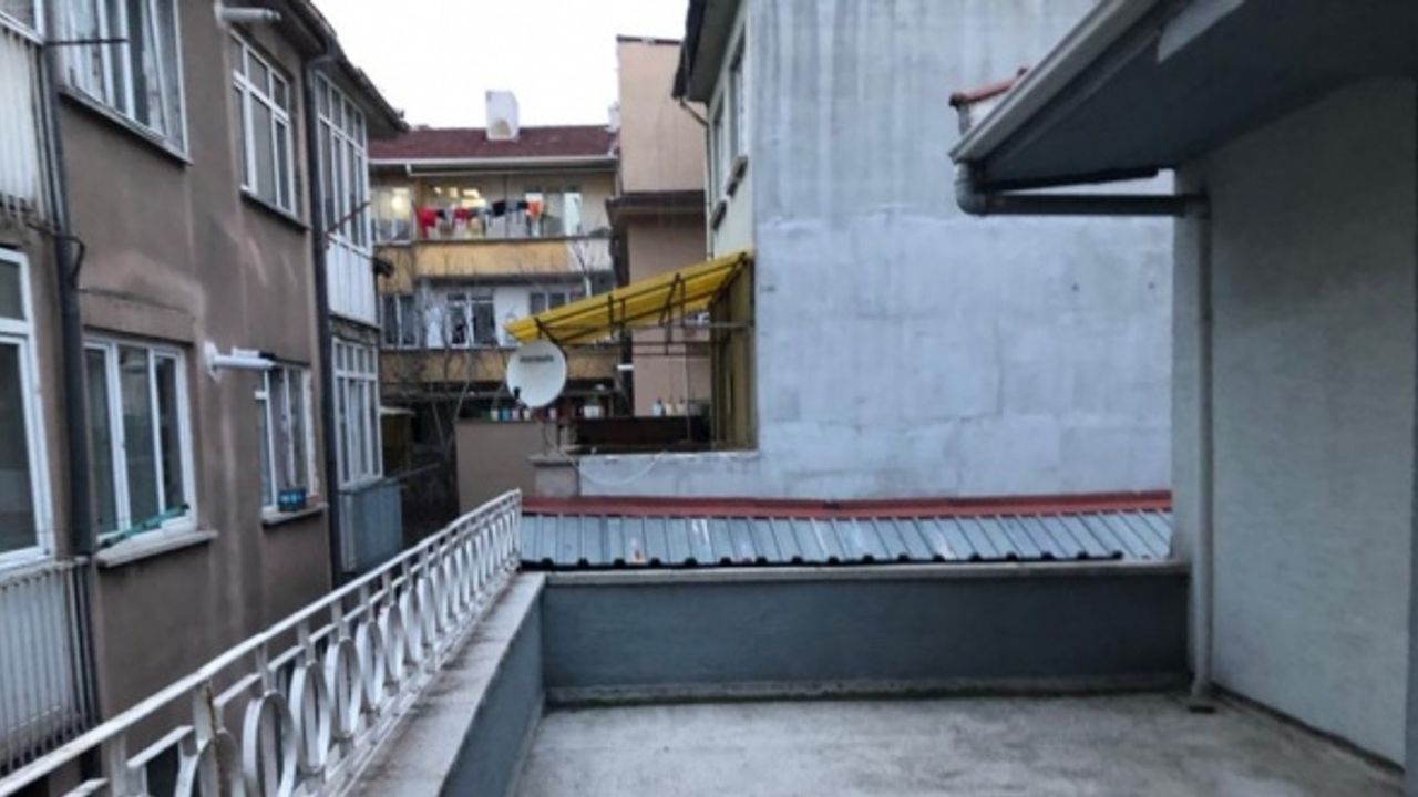 Kumar baskınında pencereden terasa atlayıp bitişikteki binaya saklandılar