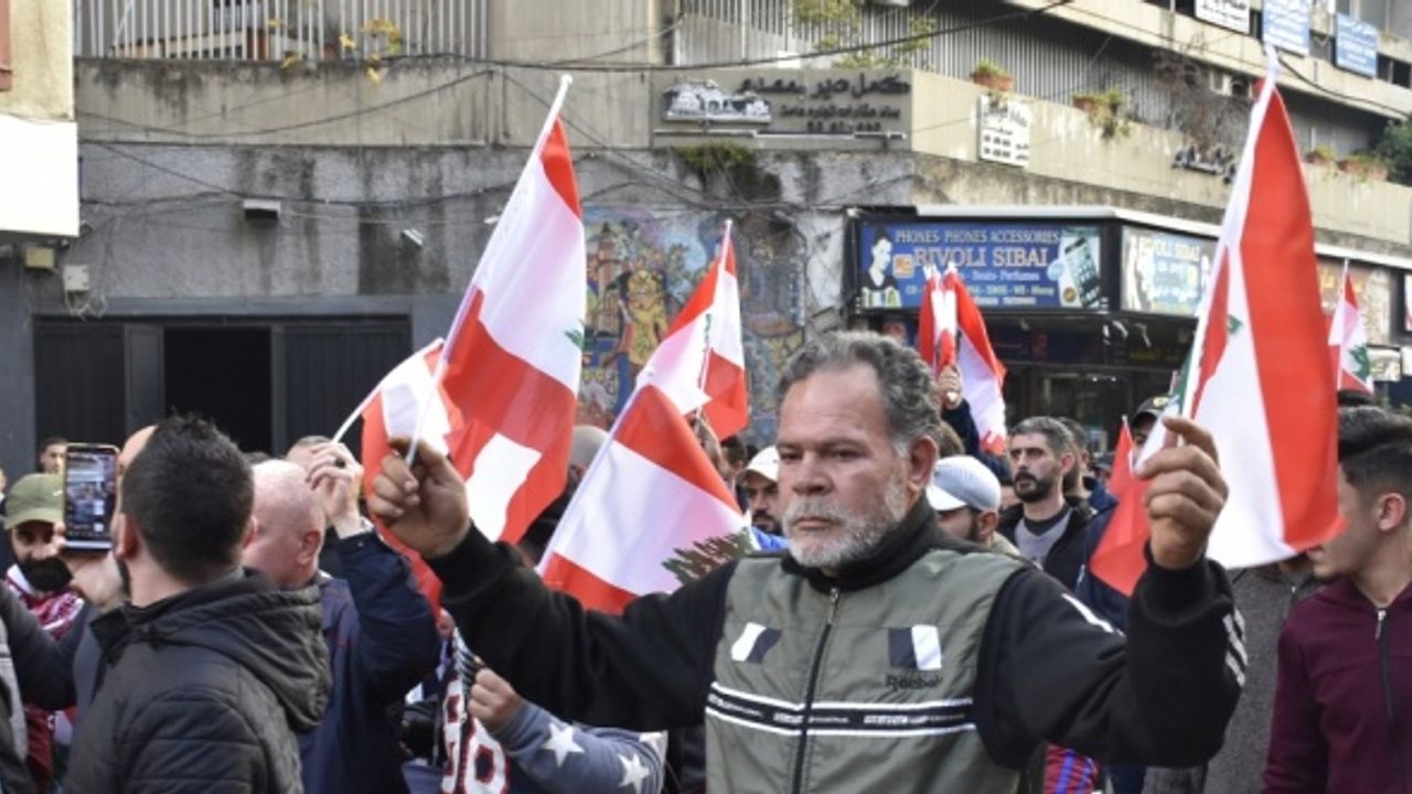 Lübnan'da ekonomik kriz ve işsizlik nedeniyle halk sokağa döküldü
