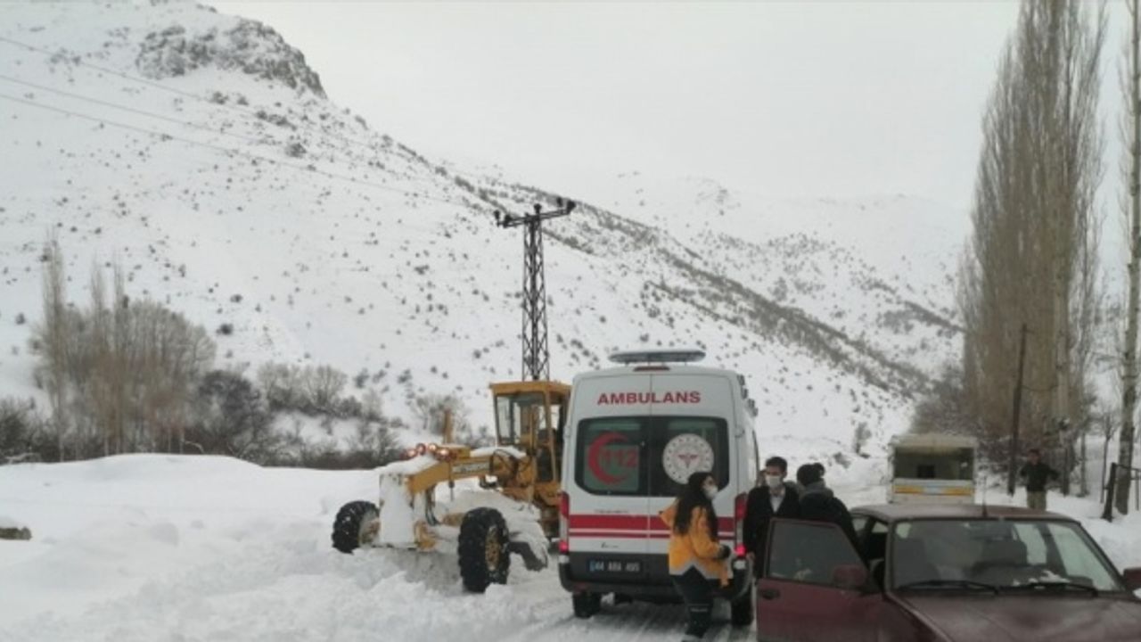 Malatya'da iki hasta belediye ekiplerinin çalışmasıyla hastaneye ulaştırıldı