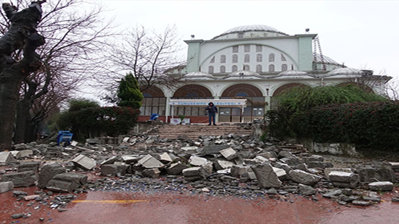 Manisa'da şiddetli rüzgar nedeniyle caminin minaresi yıkıldı