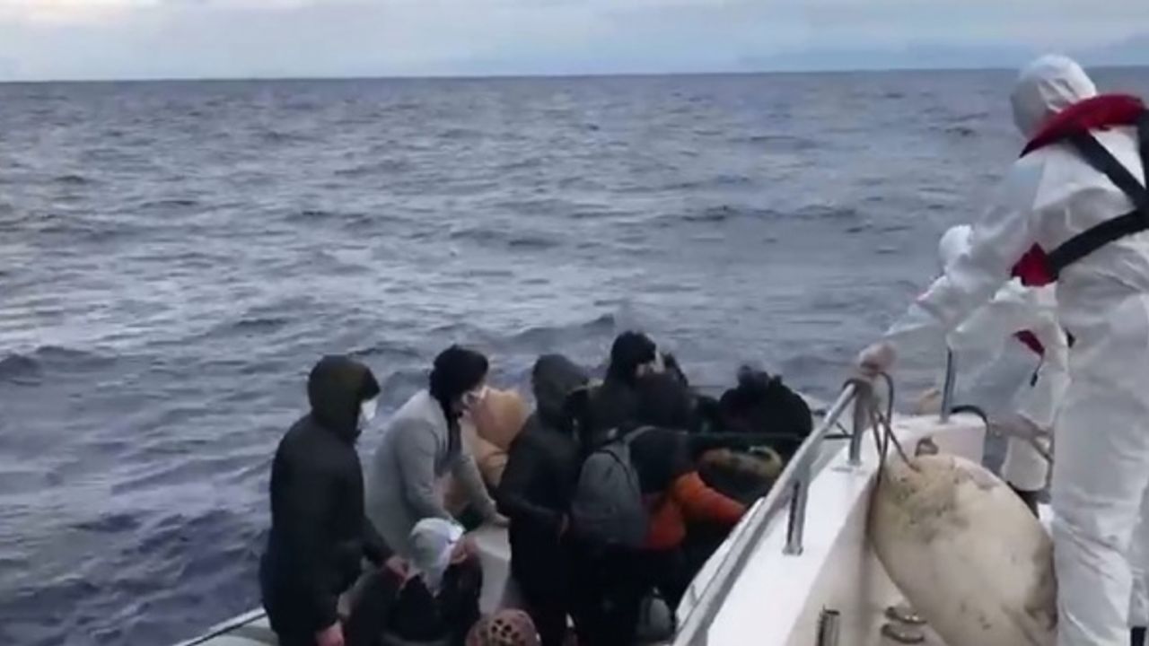 Muğla açıklarında lastik bottaki 16 mülteci kurtarıldı
