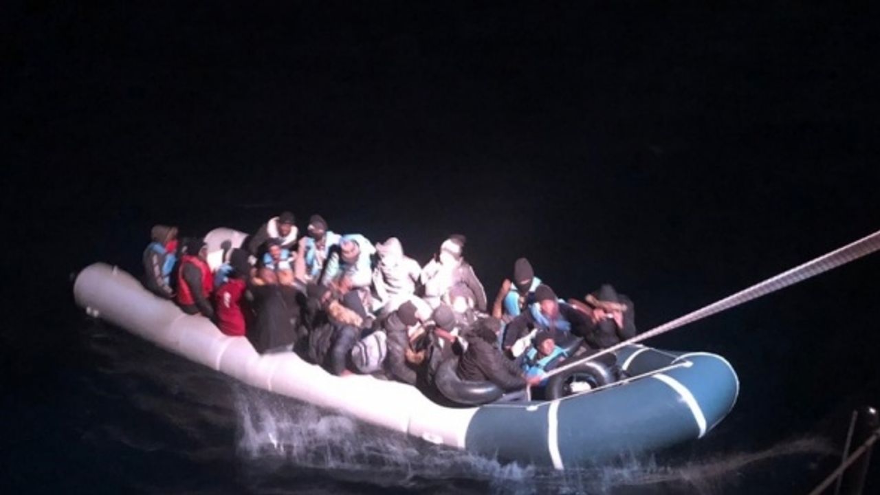Muğla açıklarında lastik bottaki 34 düzensiz göçmen kurtarıldı