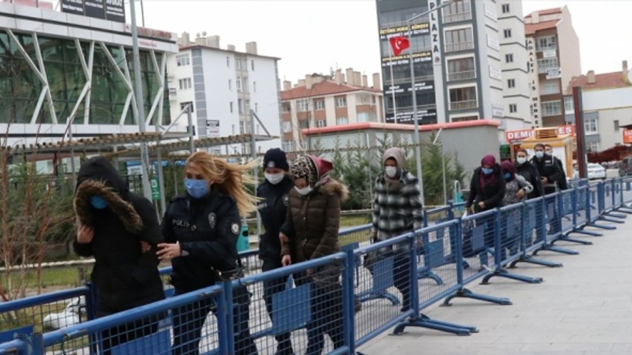 Niğde merkezli FETÖ operasyonunda yakalanan 17 kadın şüpheliden 5'i adliyede