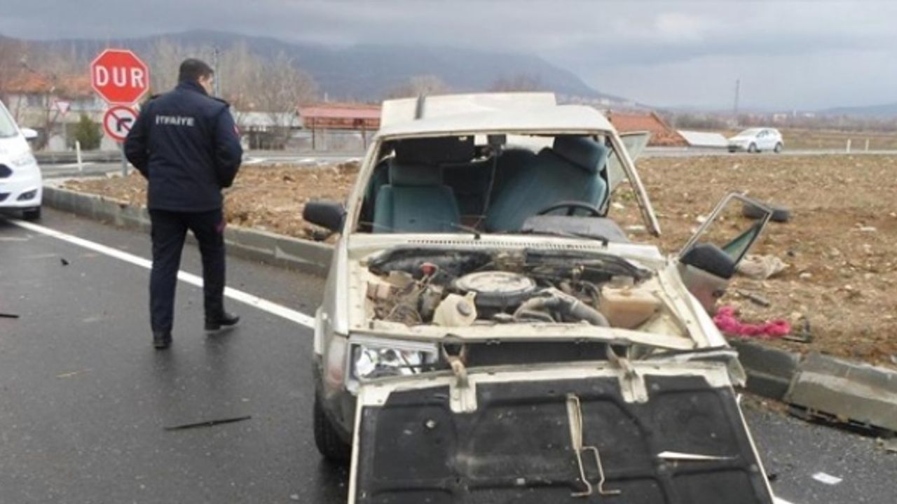 Otomobiller kafa kafaya çarpıştı! 6 yaralı