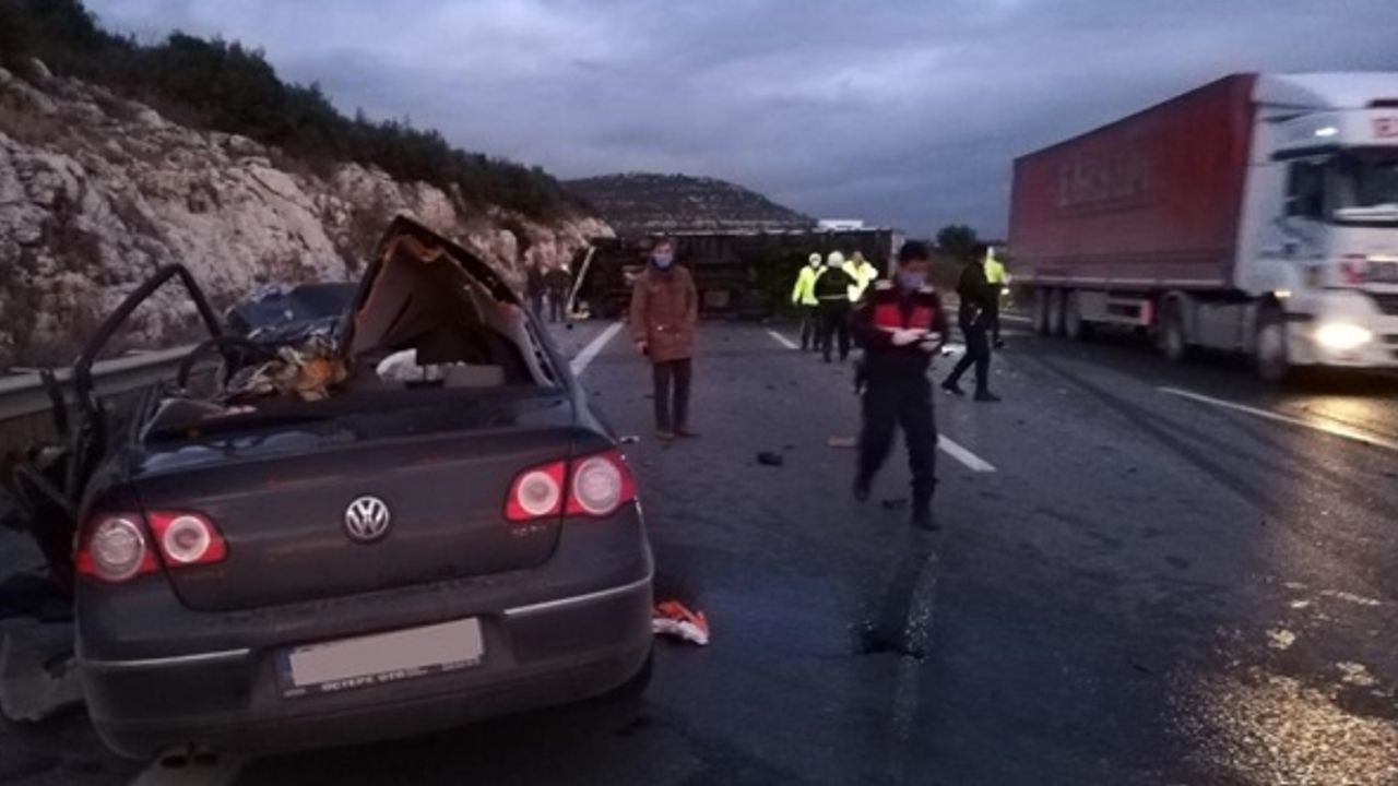 Pozantı-Ankara otoyolunda kamyonla otomobil çarpıştı: 5 ölü, 2 yaralı