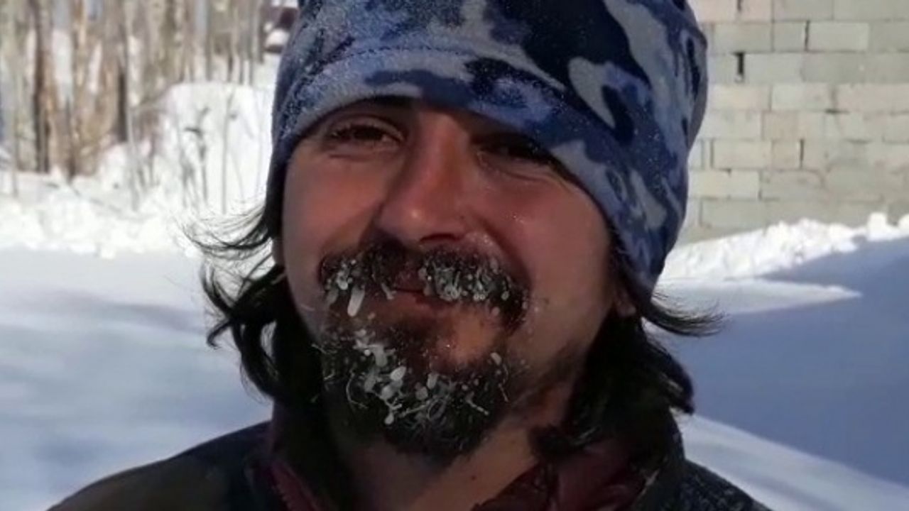 Sakal ve bıyıkları dondu, yolda mahsur kaldılar...