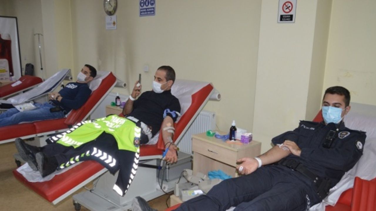 Sakarya'da AFAD ve emniyet personelinden farkındalık için kan bağışı