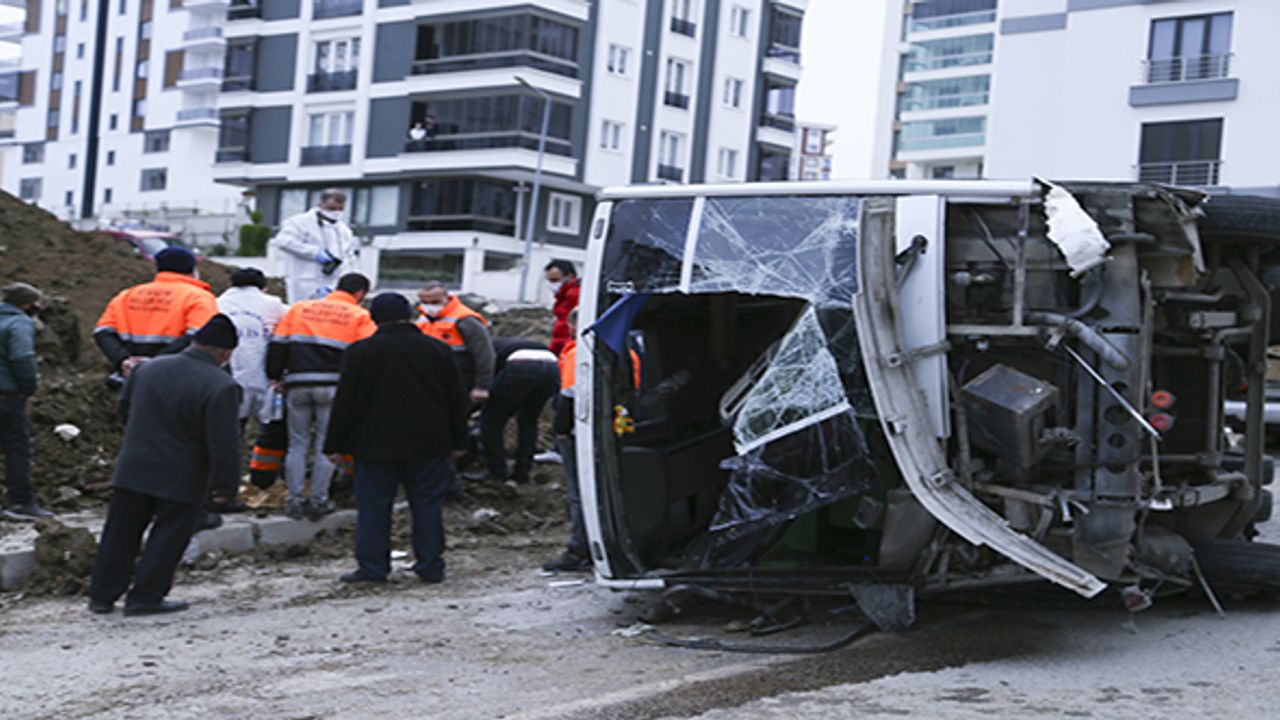 Samsun'da belediye işçilerini taşıyan servis midibüsü devrildi: 2 ölü, 16 yaralı