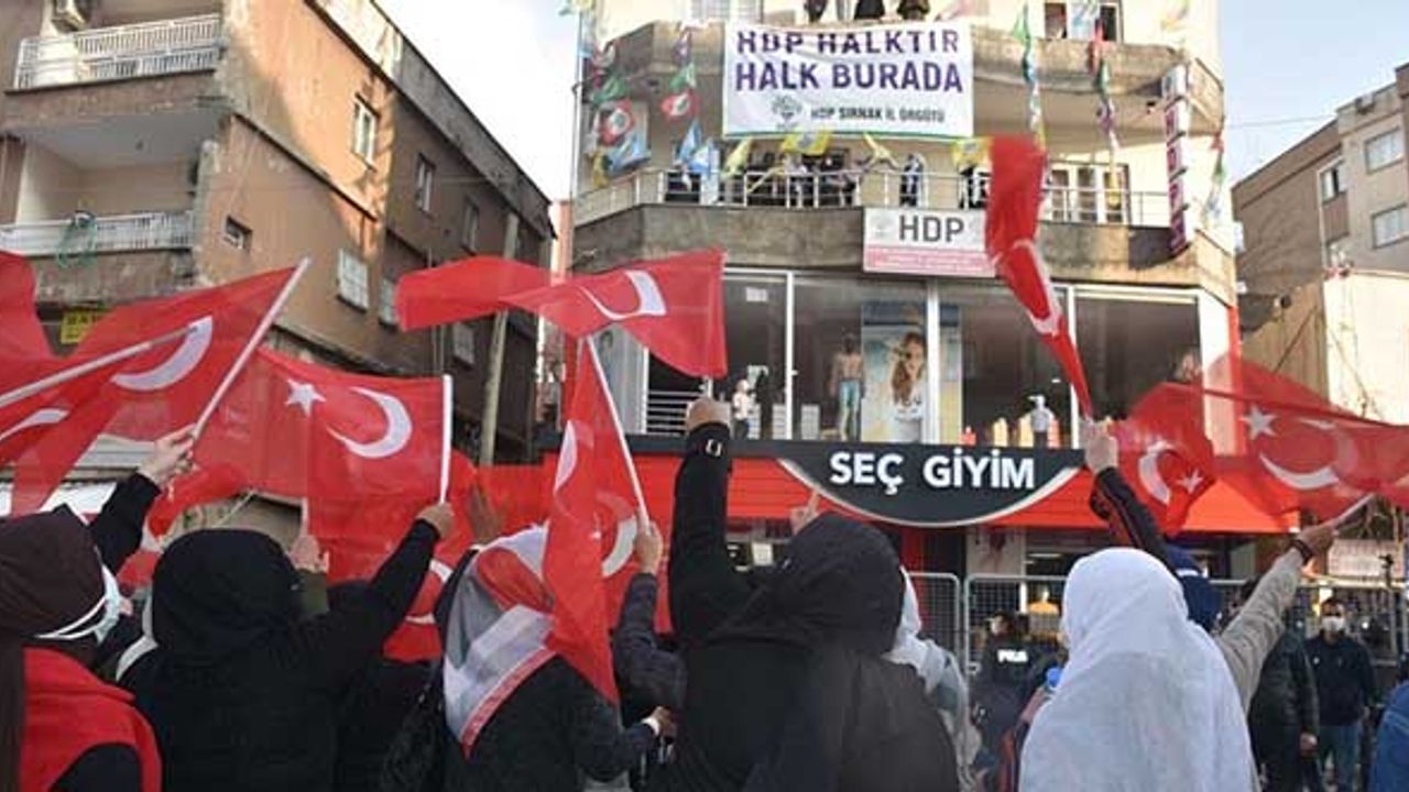 Şırnak'ta terör mağduru aileler HDP İl Başkanlığı önünde eylem yaptı