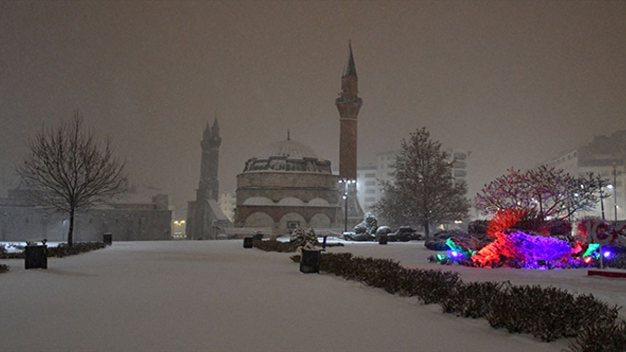 Kardan kapanan Sivas-Kayseri kara yolu ulaşıma açıldı