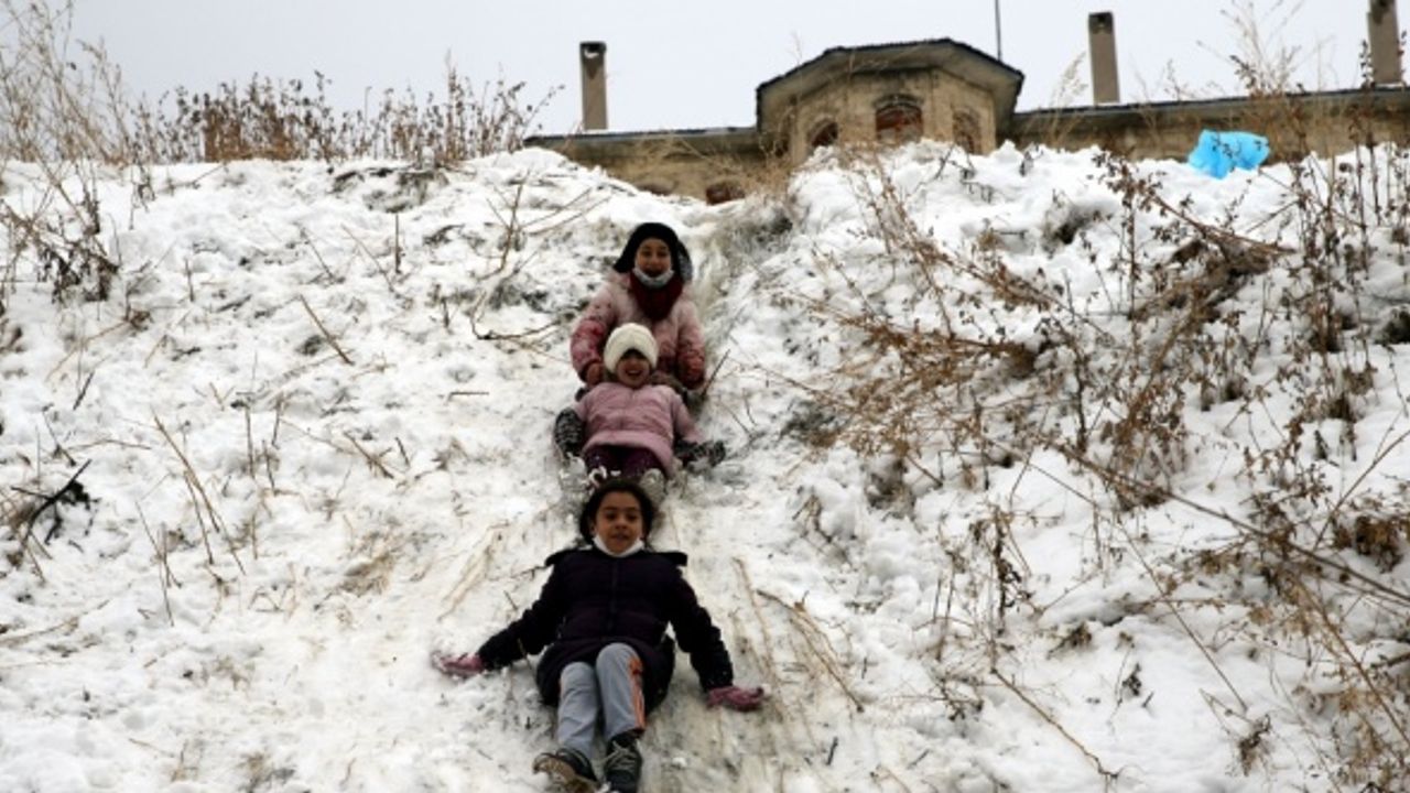 Sivas'ta çocuklar tahtadan yaptıkları kızaklarla karın keyfini çıkarıyor