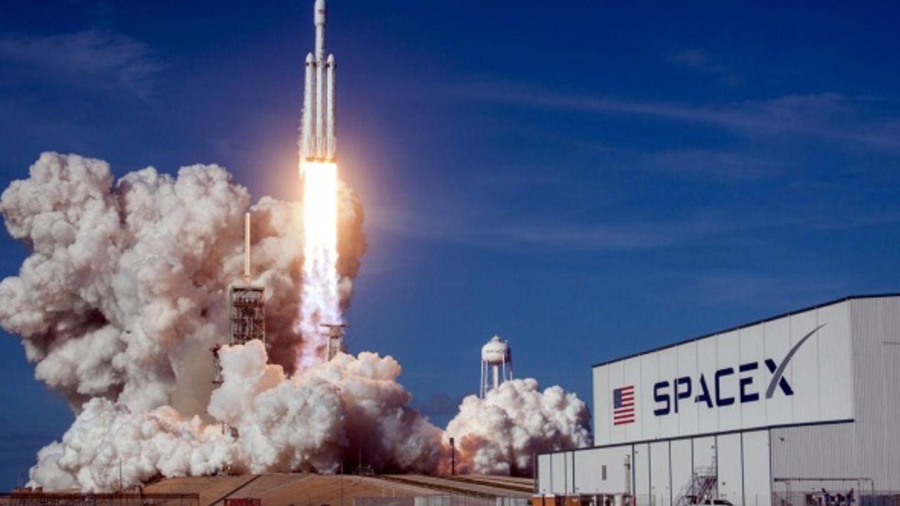 SpaceX’in tek seferde 143 uydu gönderme görevi ertelendi