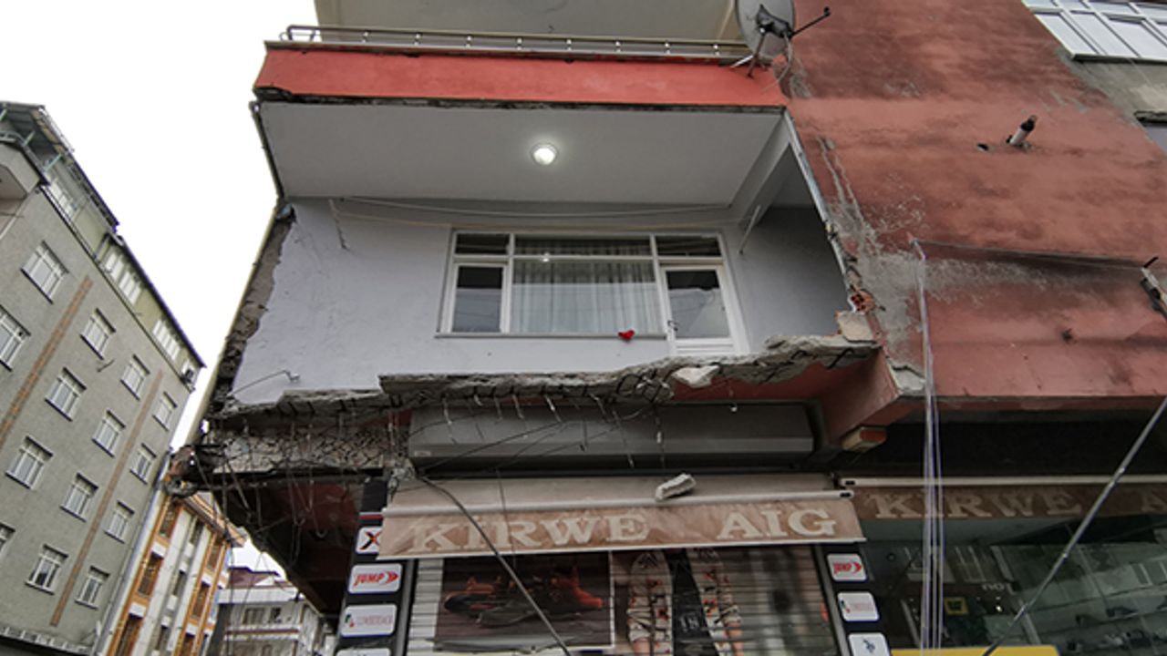 Sultangazi'de bir binanın balkonu çöktü