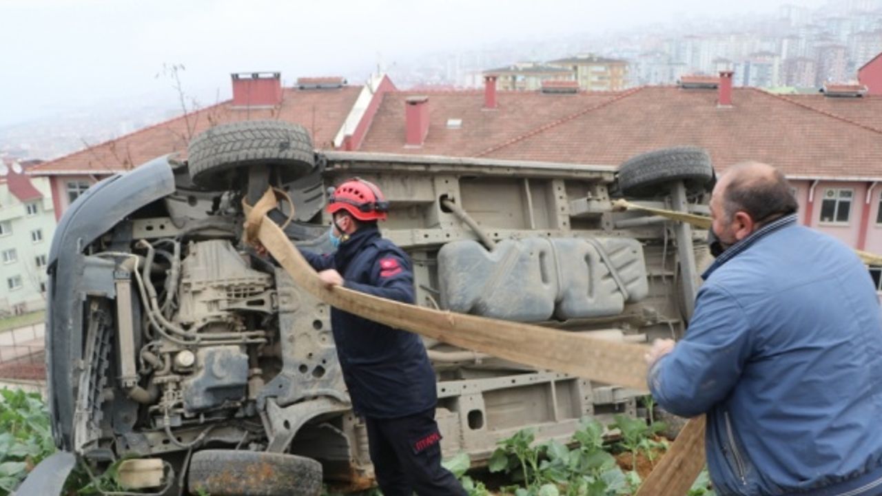 Trabzon'da freni boşalan kepçenin çarptığı araç son anda kurtuldu