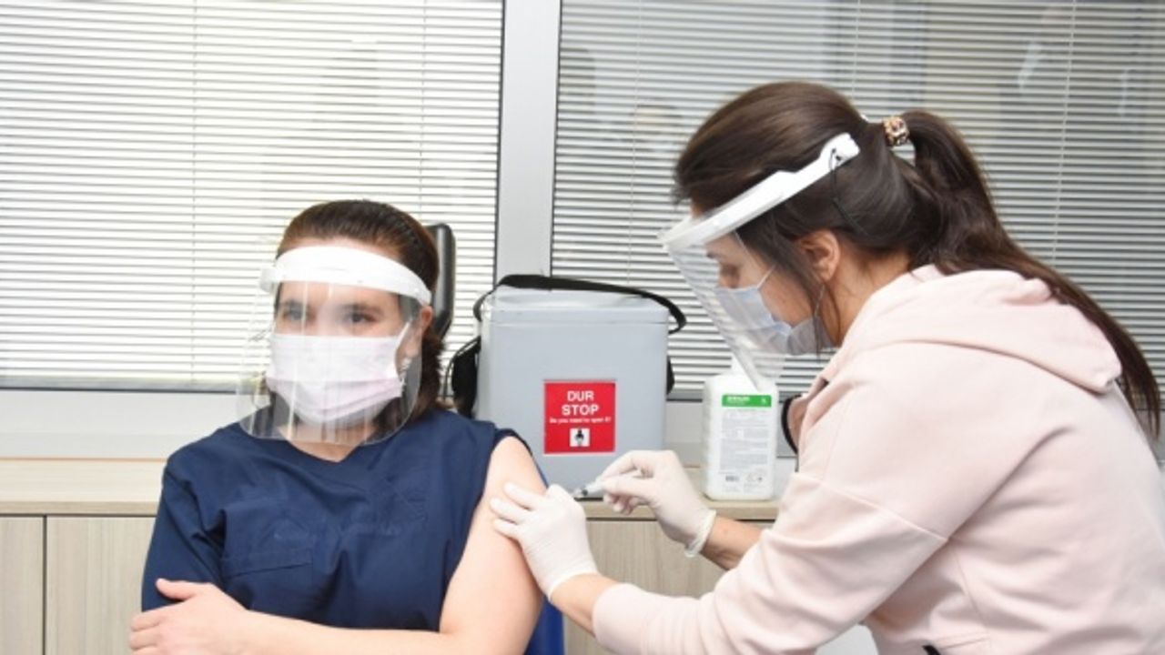 Trakya'da sağlık çalışanlarına CoronaVac aşısının ilk dozu yapılmaya başlandı