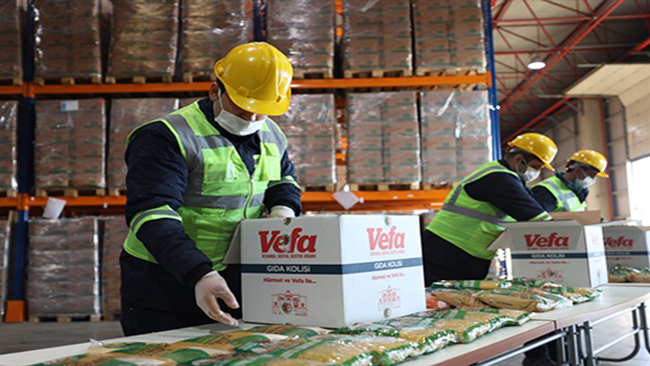 Vali Yerlikaya gıda kolisi dağıtımı kapsamında aileleri ziyaret etti