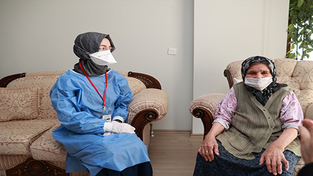 Yurt genelindeki 90 yaş ve üstü evlerinde aşılanıyor