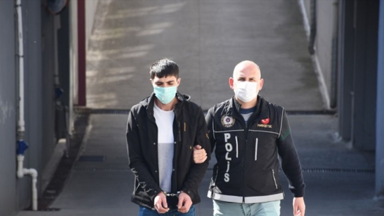 Adana'da yolcu otobüsündeki peynir tenekesinde 2 kilogram esrar ele geçirildi