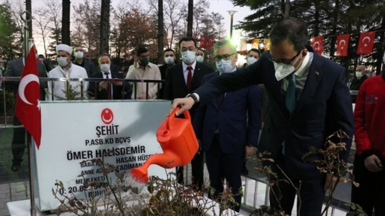 Bakan Kasapoğlu, şehit Ömer Halisdemir'in kabrini ziyaret etti