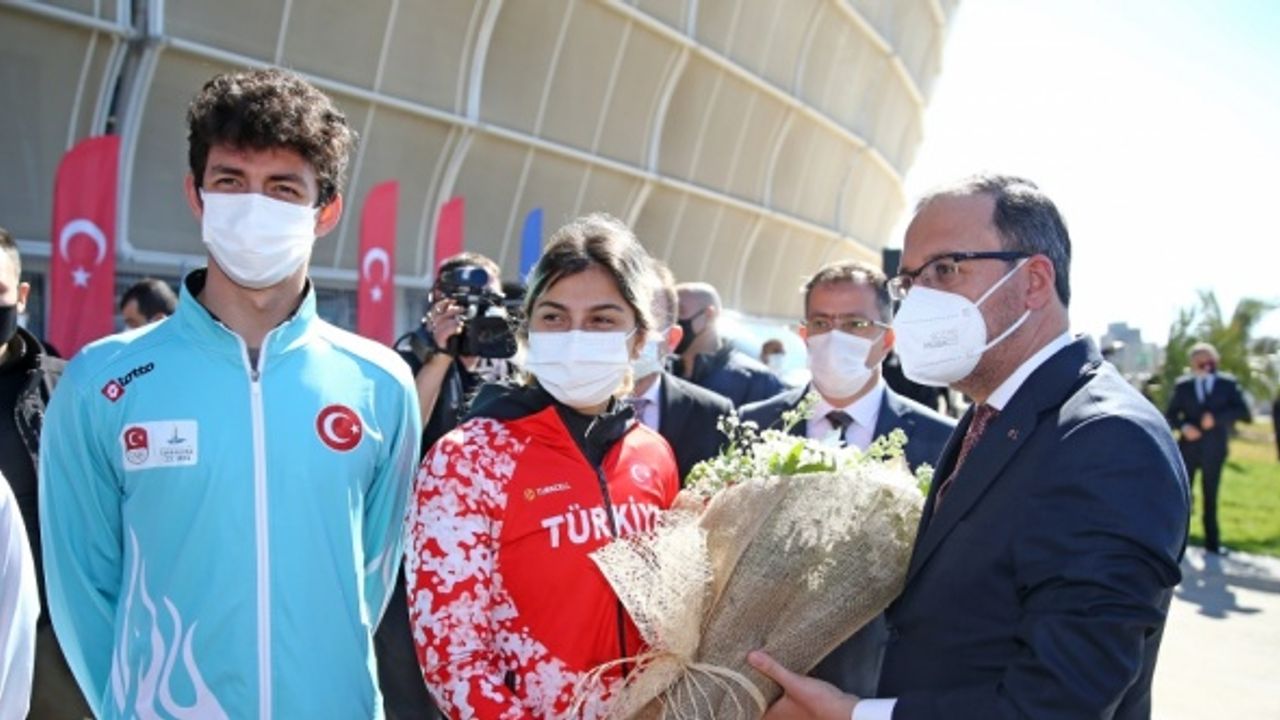 Bakan Kasapoğlu, yapımı tamamlanan Yeni Adana Stadı'nı inceledi