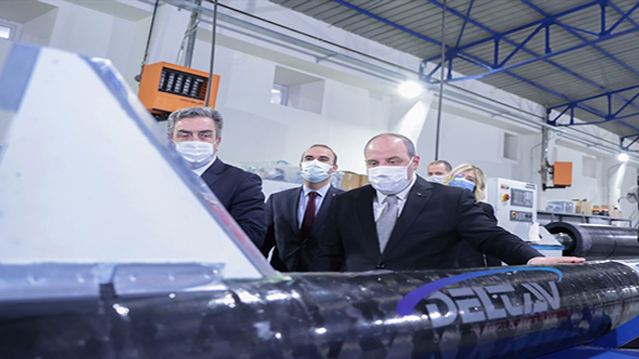 Bakan Varank, Delta V tesislerini ziyaret etti
