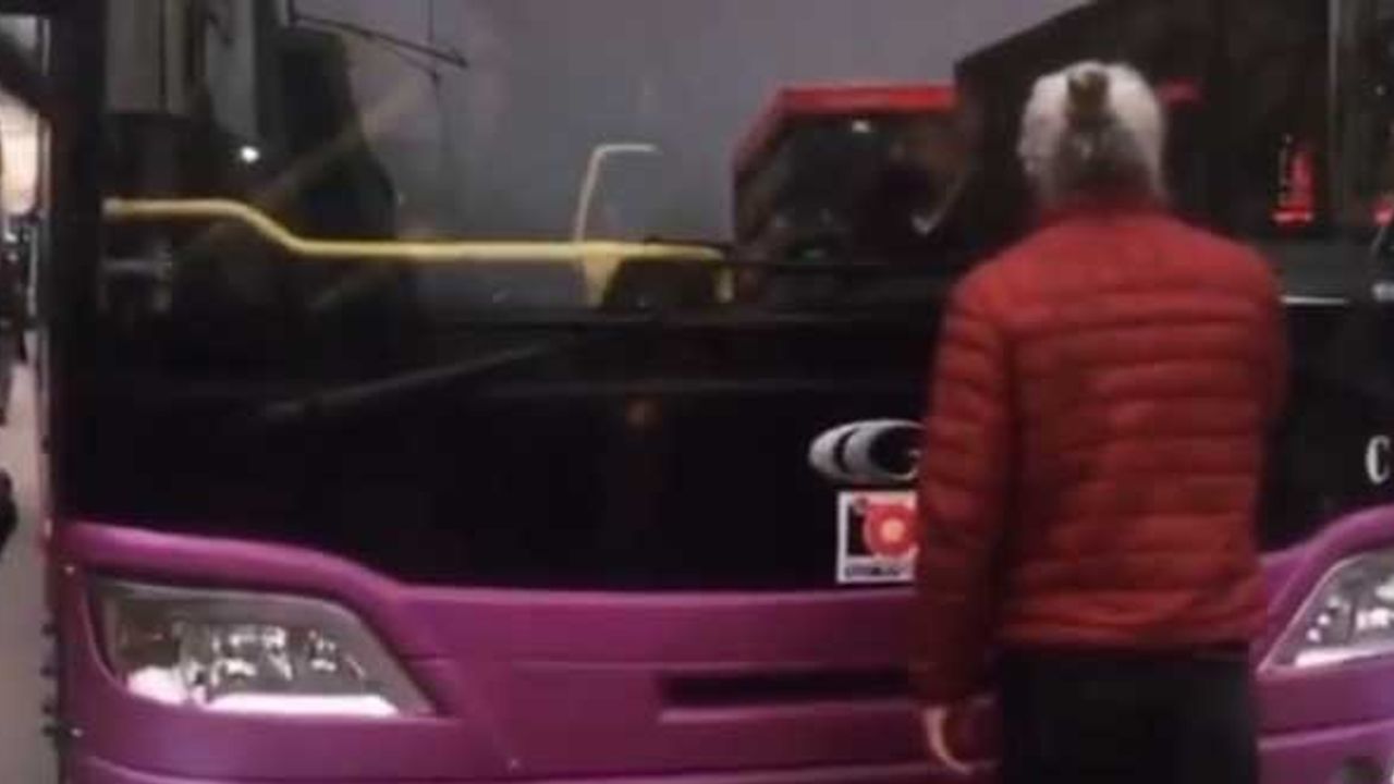 Belediye otobüsü önünde 'duran adam' eylemi