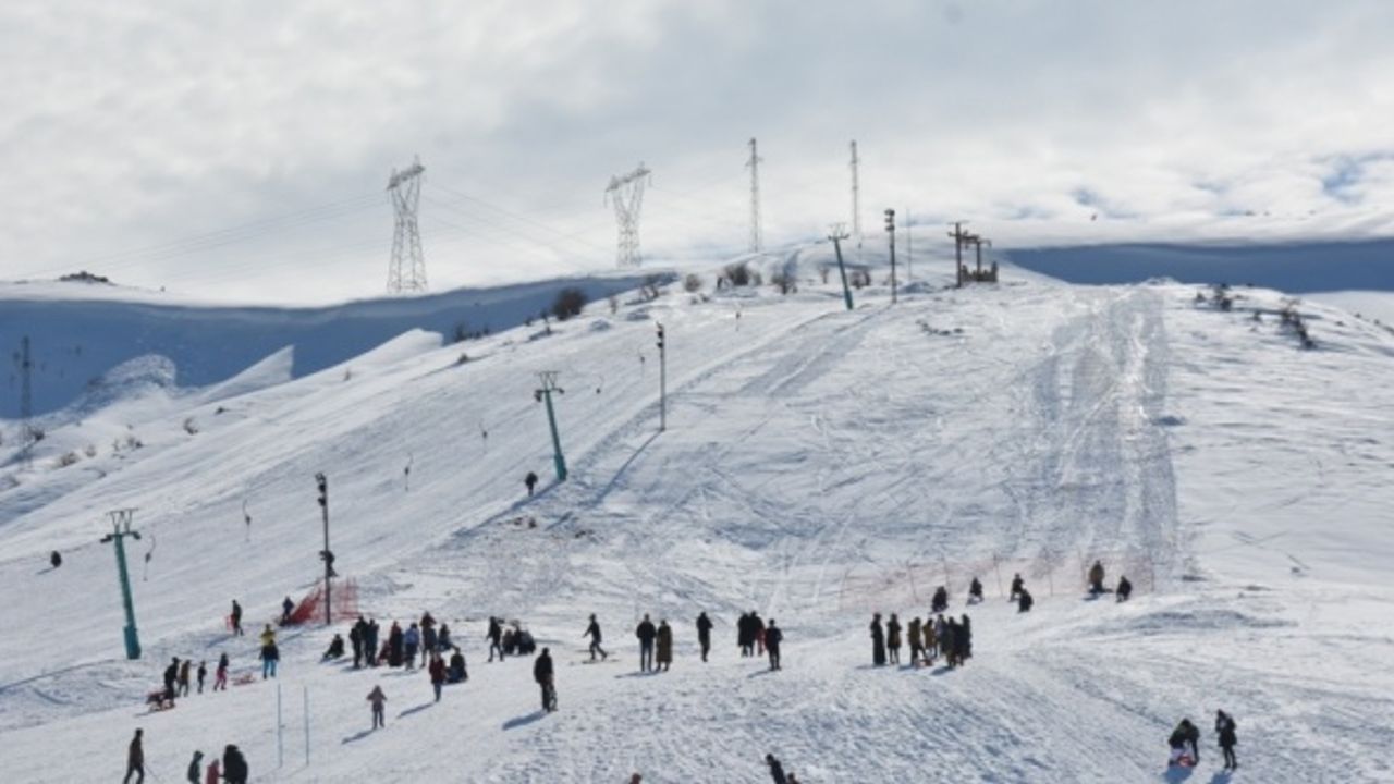 Bitlis El Aman Hanı Kayak Merkezi'nde hafta sonu yoğunluğu yaşandı