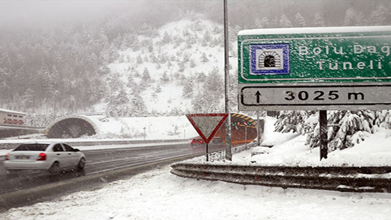Bolu Dağı'nda yoğun kar yağışı etkili oluyor
