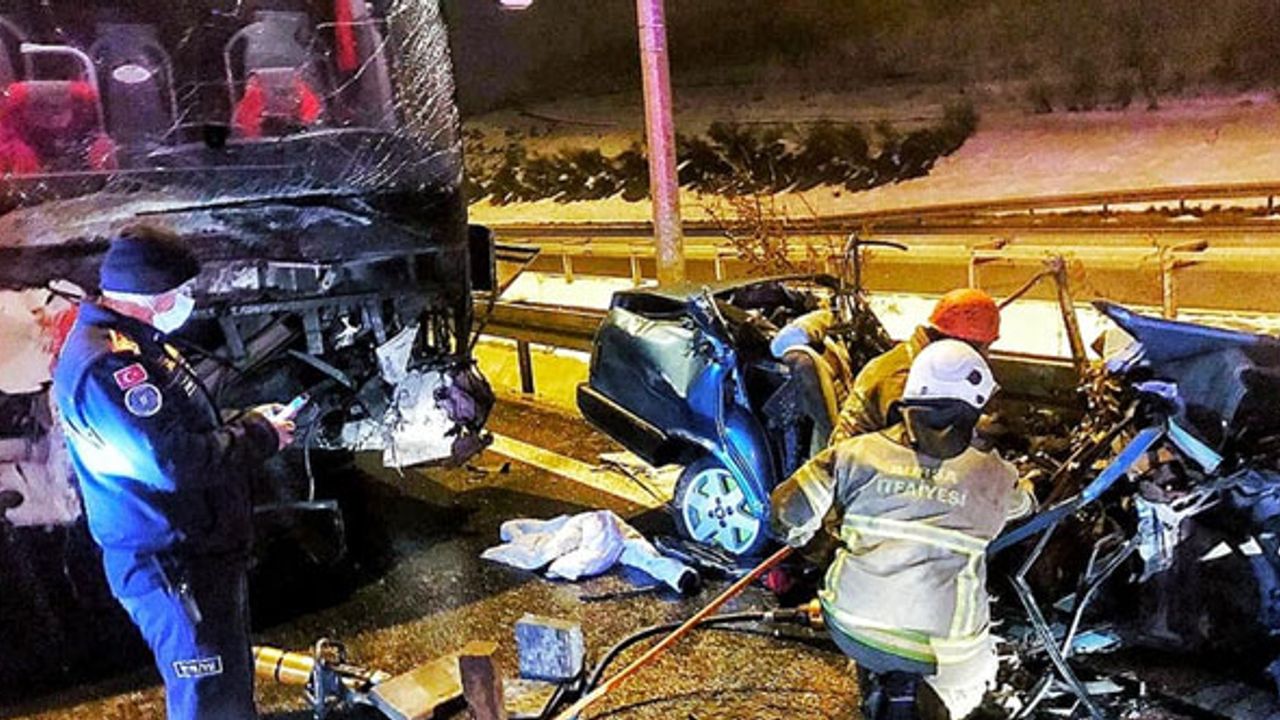 Bursa'da ters yöne giren otomobil, otobüse çarptı: 2 ölü, 10 yaralı