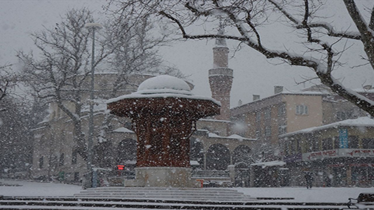 Bursa kent merkezinde kar kalınlığı 15 santimetreye yaklaştı