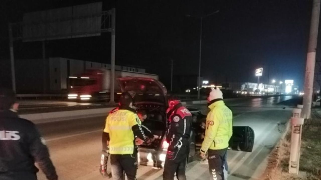 Bursa'da polisten kaçmaya çalışan otomobildekilerin üst aramasında uyuşturucu ele geçirildi