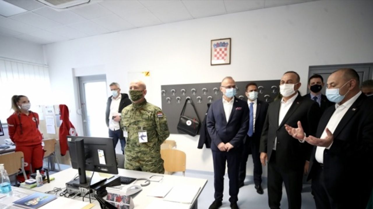Çavuşoğlu, Hırvatistan'da depremden zarar gören Petrinja'yı ziyaret etti