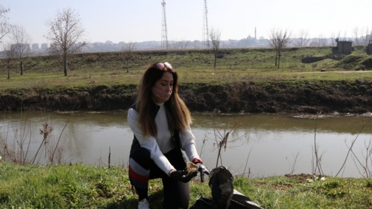 Doğaseverler Tunca Nehri kenarı ve Sarayiçi'nde taşkının getirdiği çöpleri topladı
