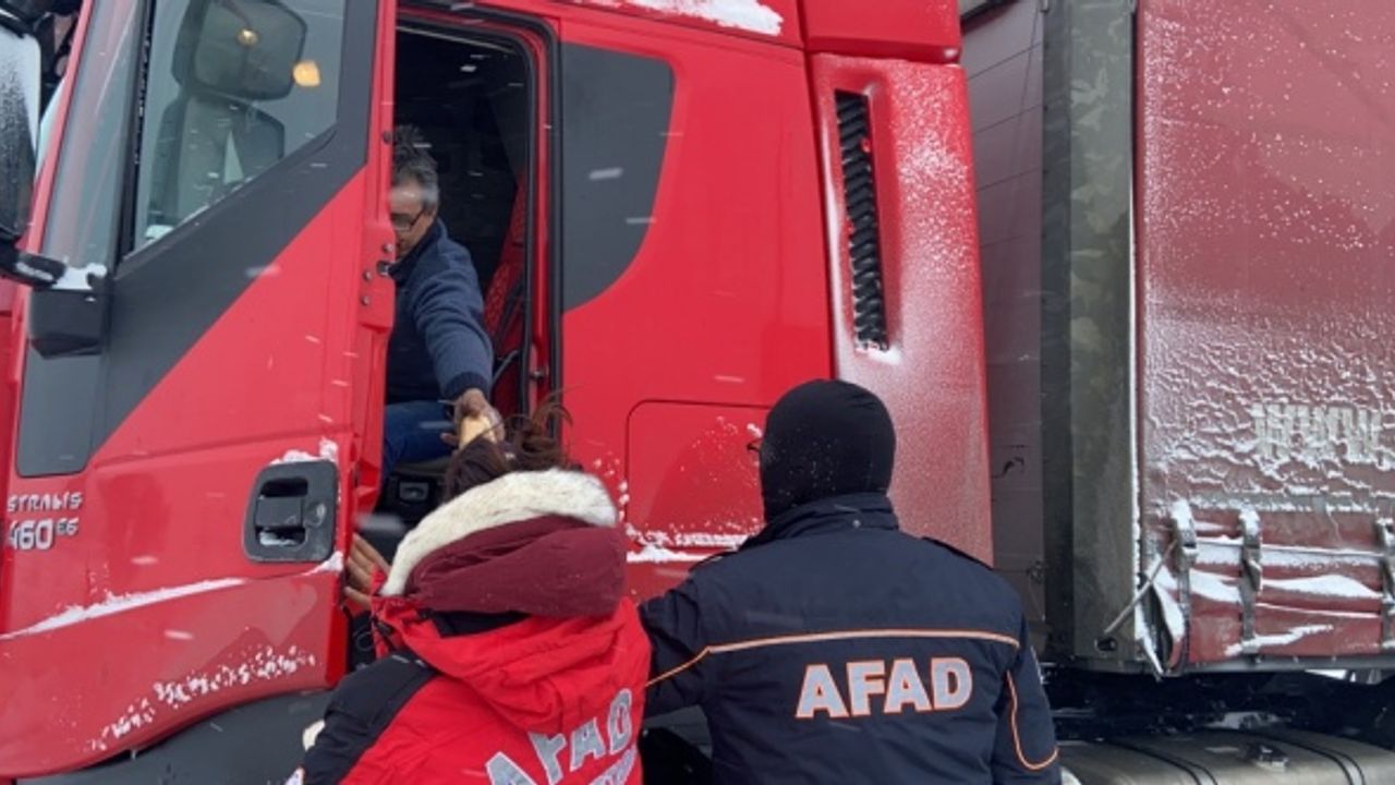 Edirne'de AFAD, yolda kalan TIR sürücülerine kumanya dağıttı