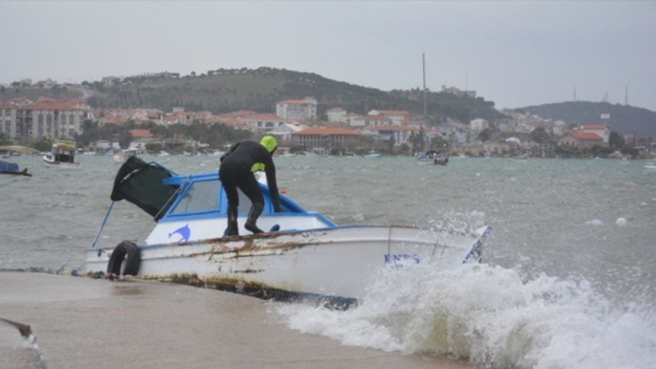 Edremit Körfezi'nde kuvvetli fırtına etkili oluyor