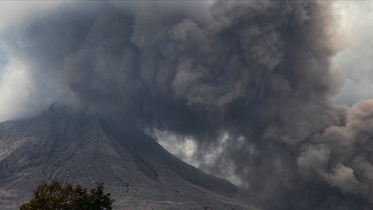 Endonezya'da Sinabung Yanardağı'nda patlama