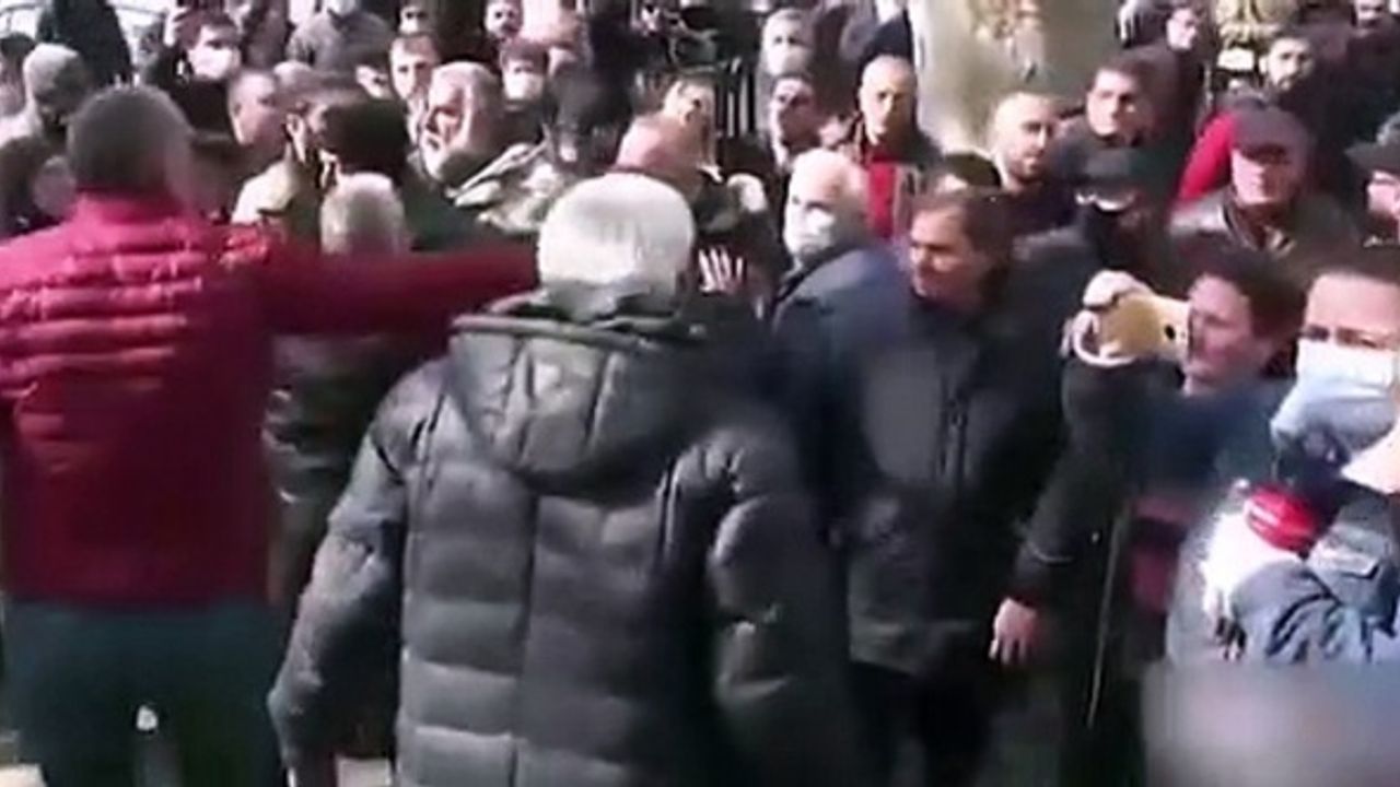 Ermenistan'da ortalık yangın yeri! Halk birbirine girdi...