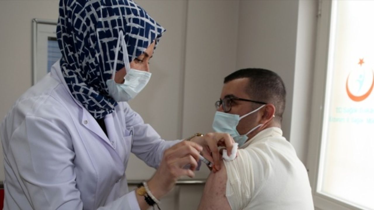 Erzurum Valisi Memiş, Kovid-19 aşısı yaptırıp vatandaşları aşı olmaya davet etti
