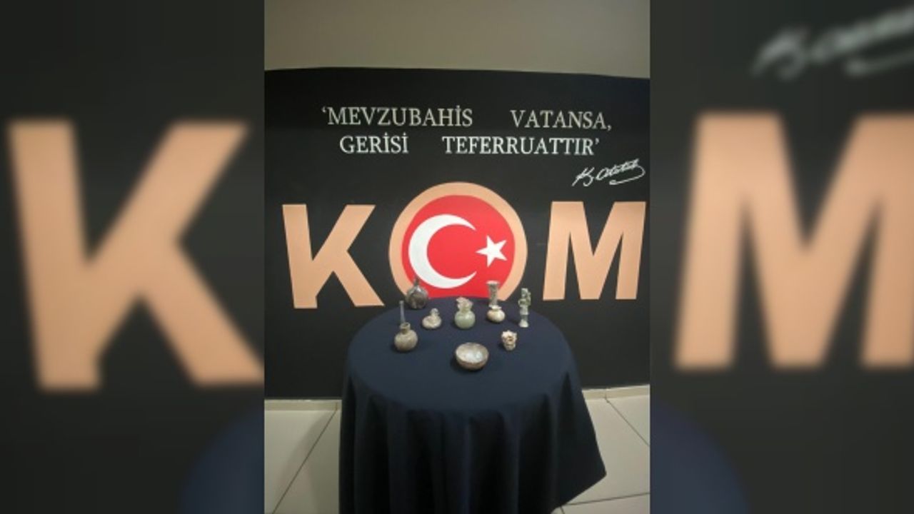 Fatih'te bir otelde 13 parça tarihi eser ele geçirildi