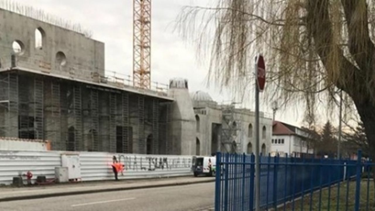 Fransa'da  Eyyüb Sultan Ulu Cami'nin inşaatına alçak saldırı!