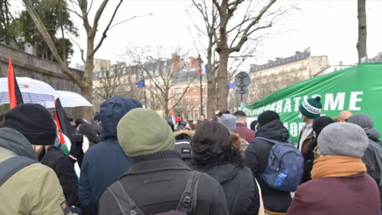 Fransa'da İslamofobi ve 'ayrılıkçı' yasa tasarısı protesto edildi