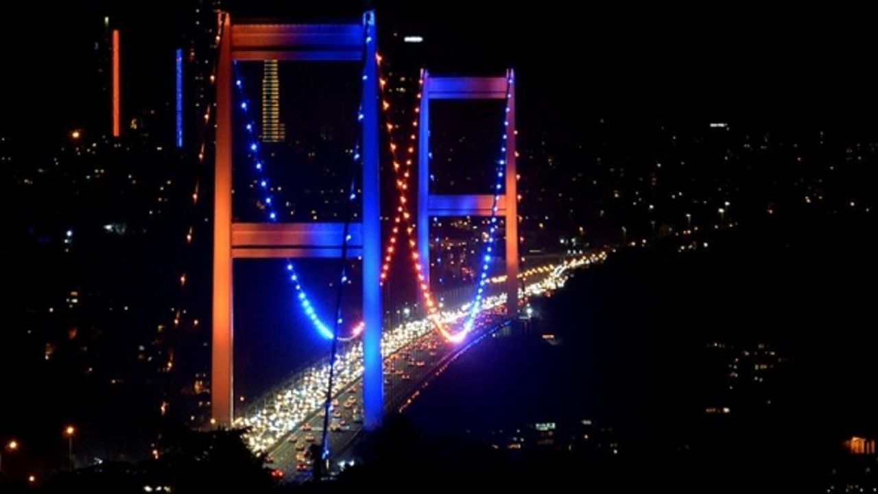 FSM Köprüsü Dünya Kanser Günü'ne dikkati çekmek için ışıklandırıldı
