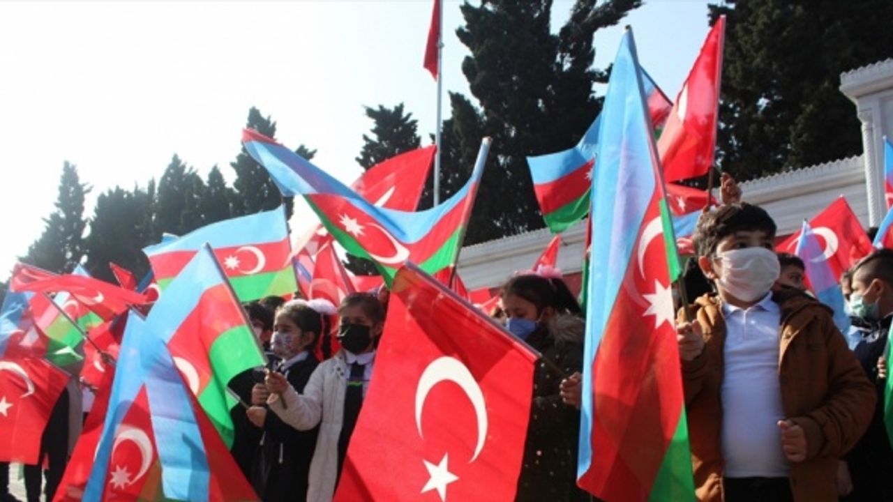Haydar Aliyev Azerbaycan Okulu öğretmen ve öğrencileri, Hocalı Katliamı'nı Edirnekapı Şehitliği'nde andı