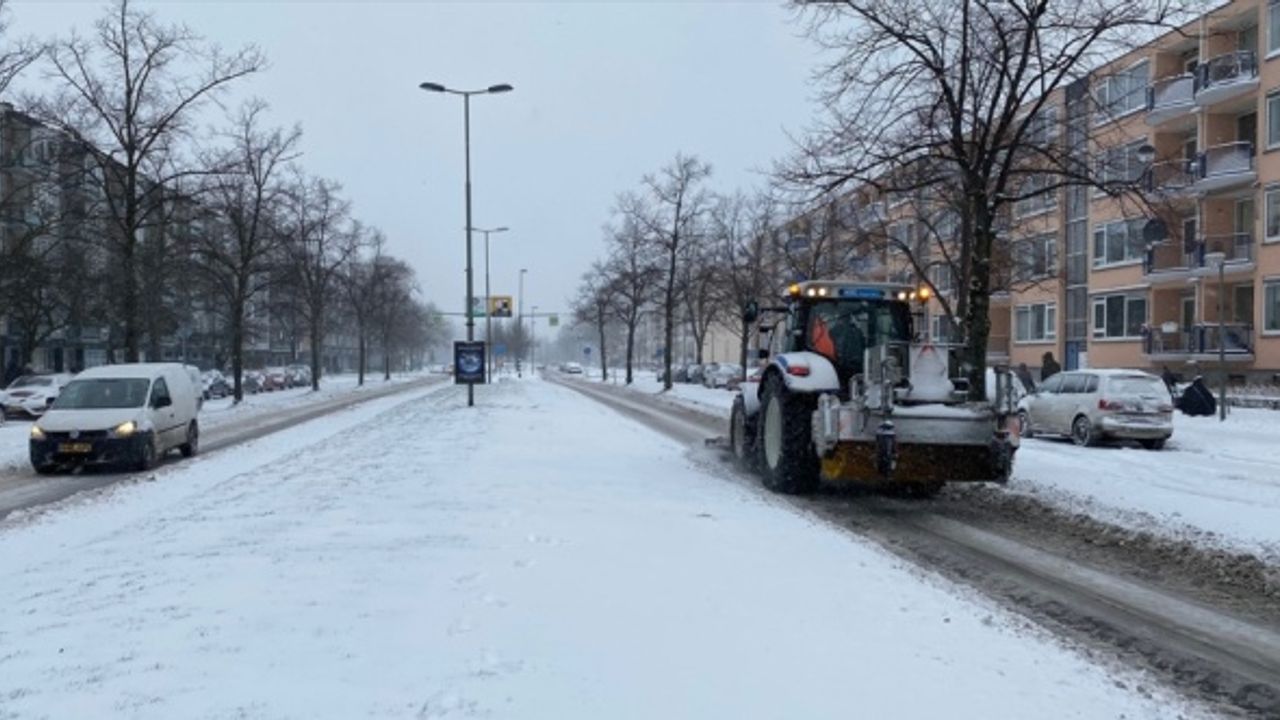 Hollanda’da kar fırtınası hayatı olumsuz etkilemeye devam ediyor