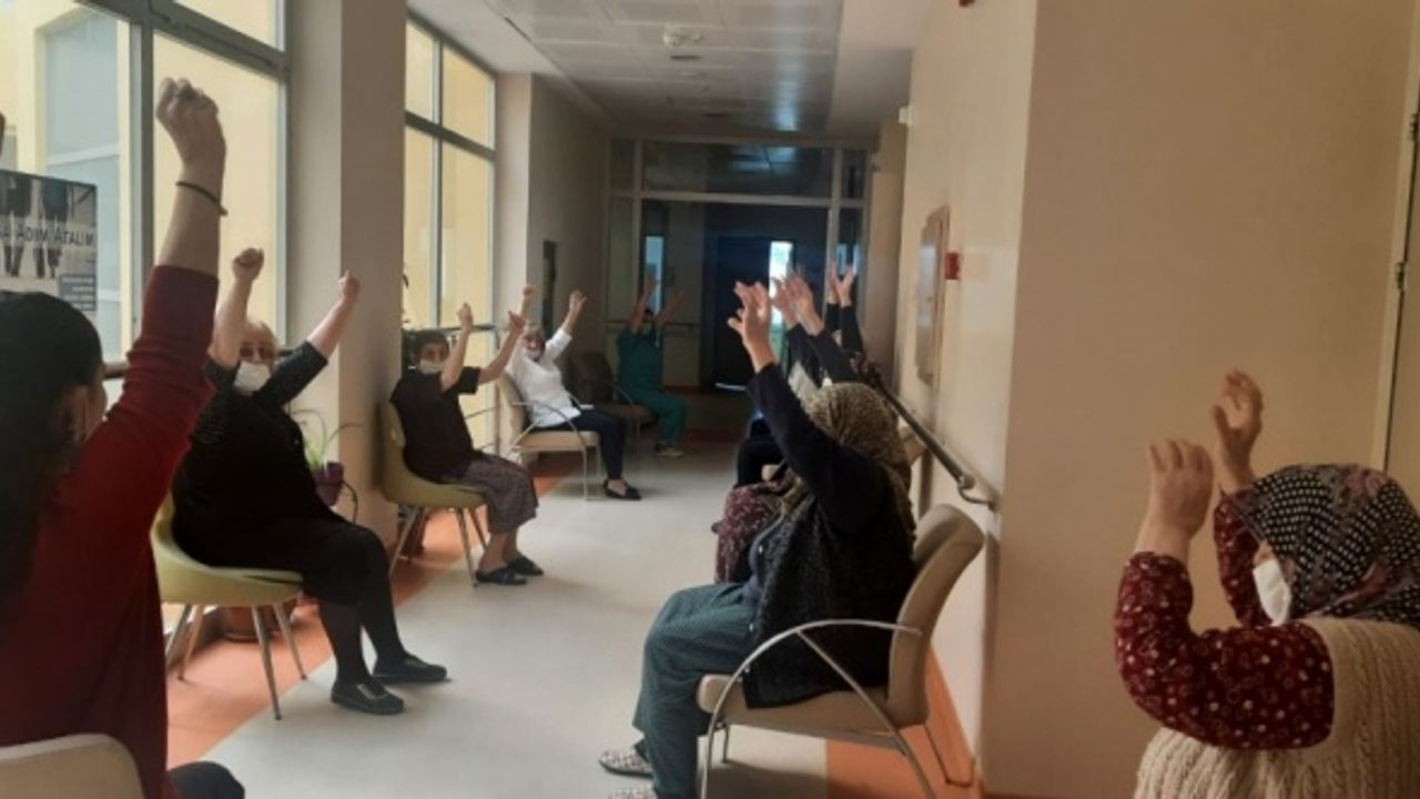 Huzurevi sakinleri koronavirüs sürecinde vakitlerini sosyal, kültürel ve sportif etkinliklerle geçiriyor