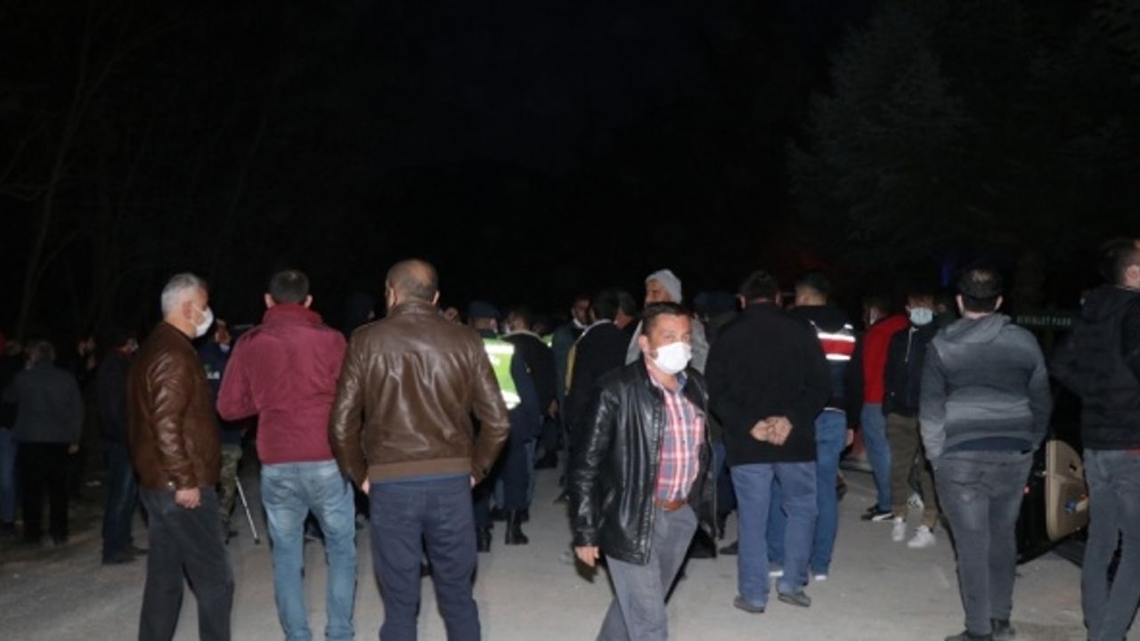 Isparta'da köylüler, çalışanını taciz ettiği öne sürülen işletmeciye tepki göstermek için toplandı
