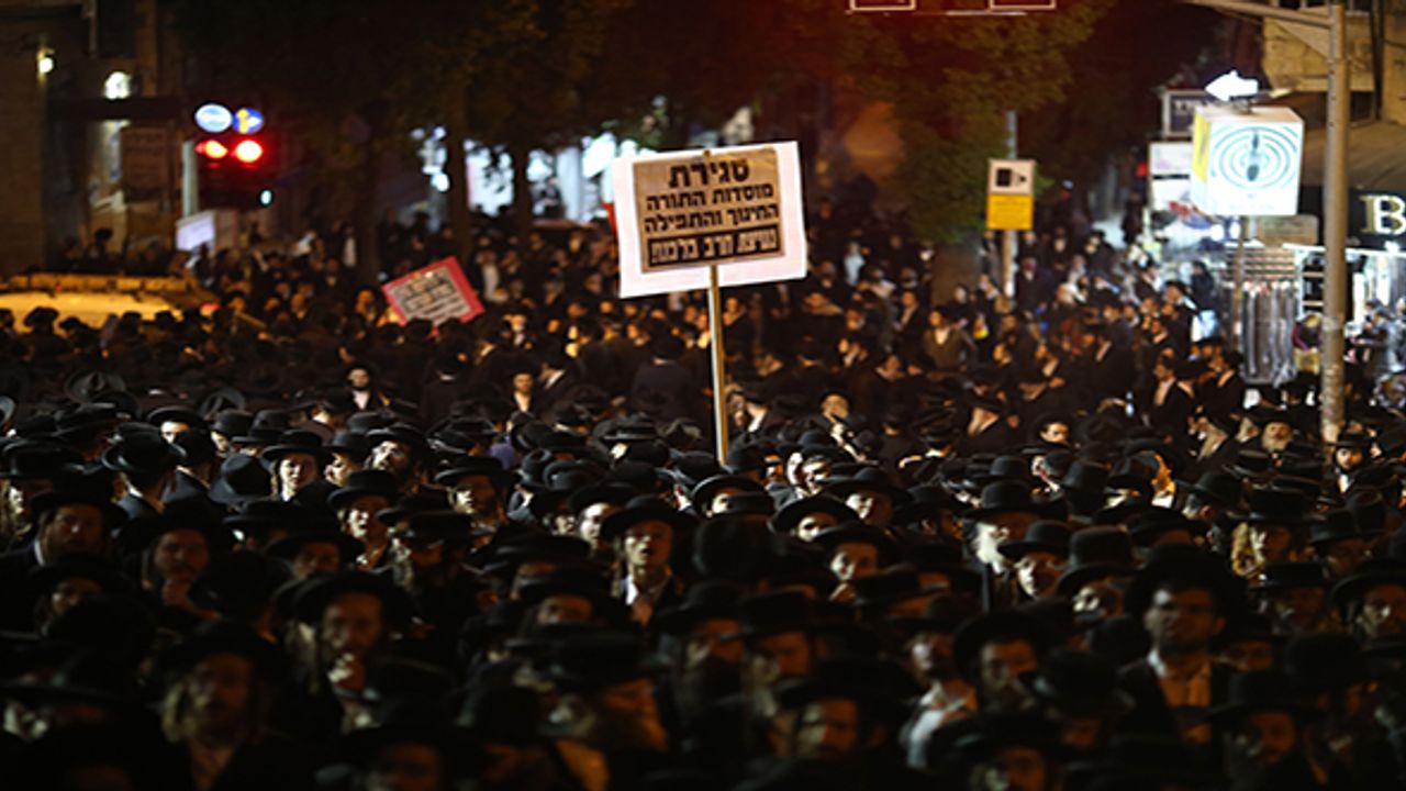 İsrail'de Ultra-Ortodoks Yahudiler Kovid-19 önlemlerini protesto etti